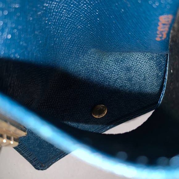 Vintage Louis Vuitton Epi Leather 6 Keyholder - Picture 12 of 12